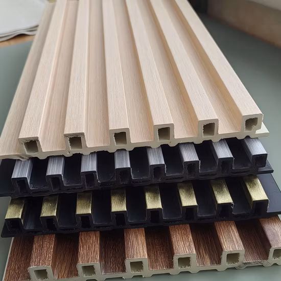Tablero de revestimiento compuesto de madera y plástico interior Revestimiento de madera Vinilo Decorativo Revestimiento estriado 3D Panel de pared de PVC WPC
